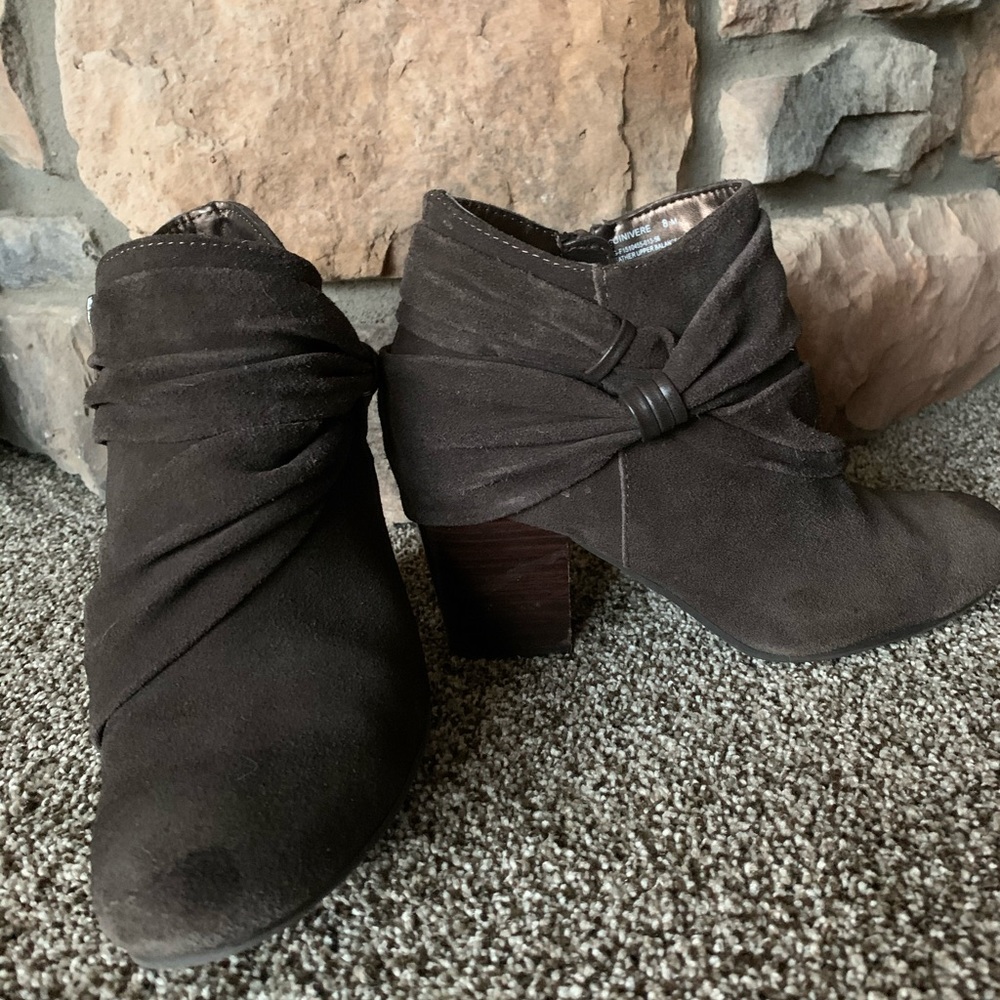 Brown suave boots